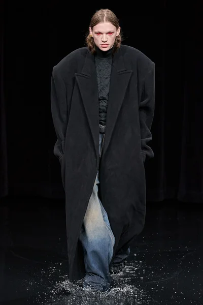 Look 18